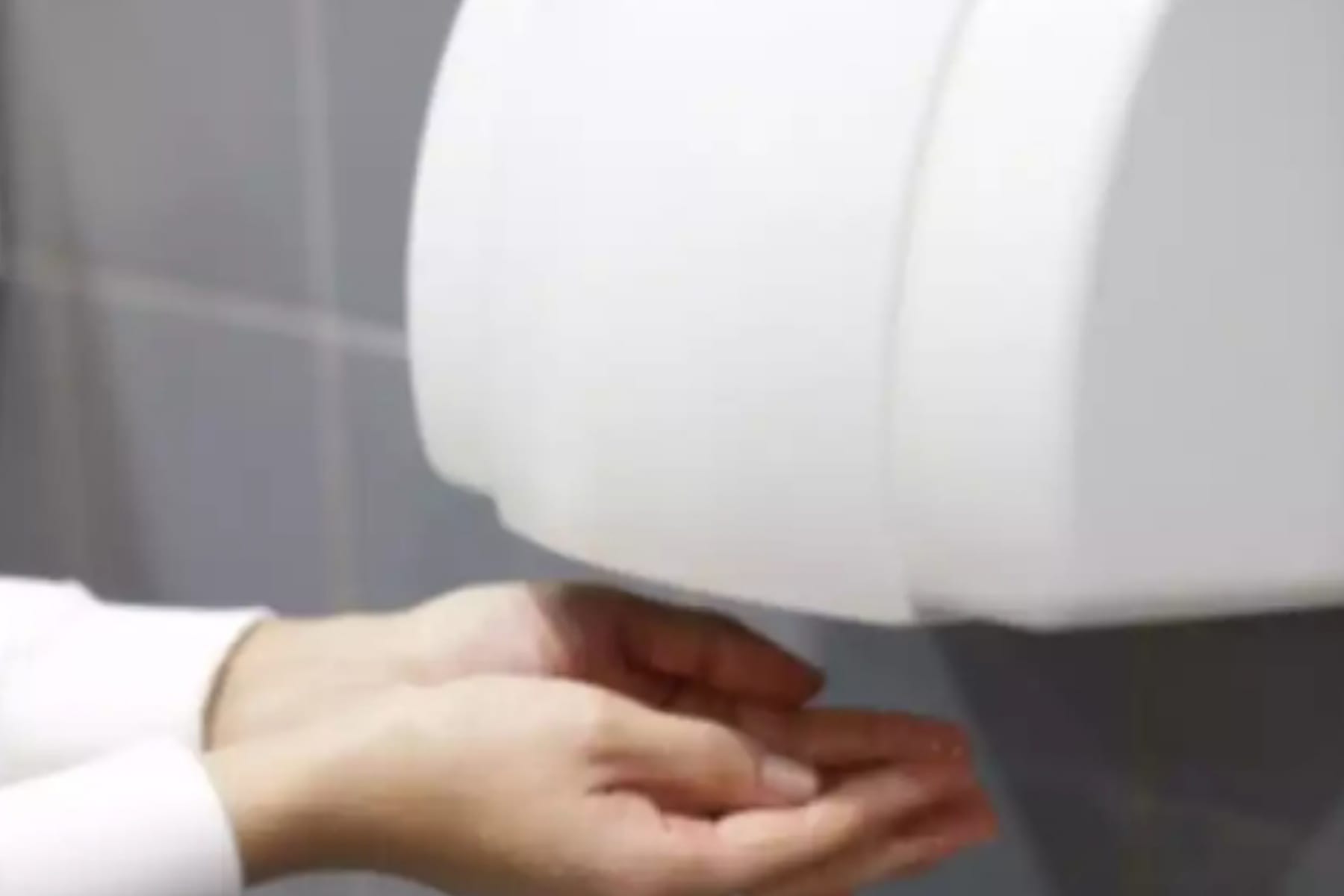 Waspada! Pengering Tangan Toilet Umum Menyedot "Awan Feses" dan Menyebarkan Bakteri