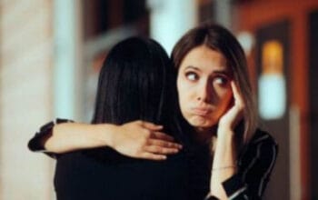 Waspada "Teman Bermuka Dua": Kenali Tanda dan Jaga Jarak 3 Waspada "Teman Bermuka Dua": Kenali Tanda dan Jaga Jarak