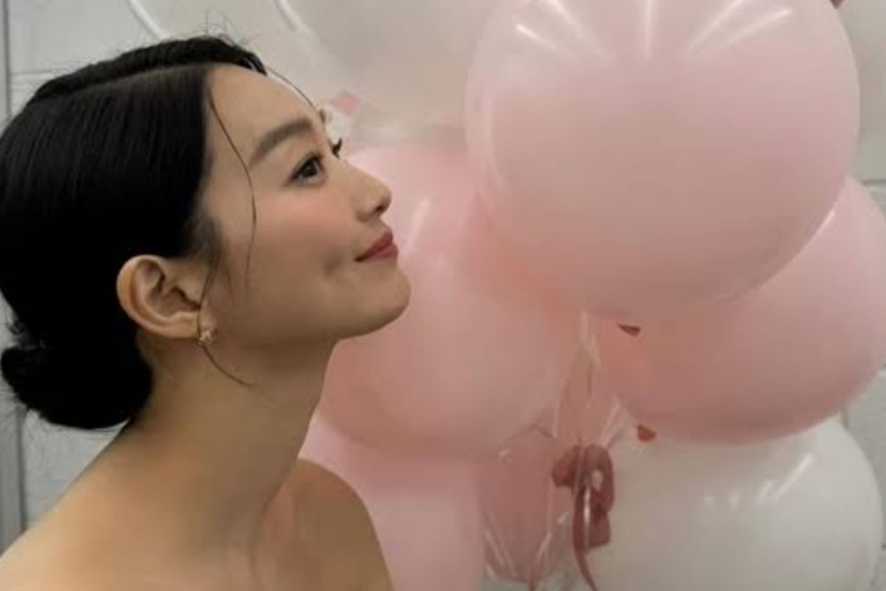 Anggun dan Mewah: Detail Gaun Pengantin Shin Min Ah 1 Anggun dan Mewah: Detail Gaun Pengantin Shin Min Ah