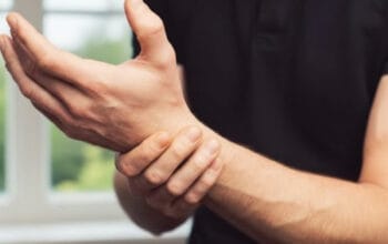 Bahaya Nyeri Pergelangan Tangan yang Tak Kunjung Hilang