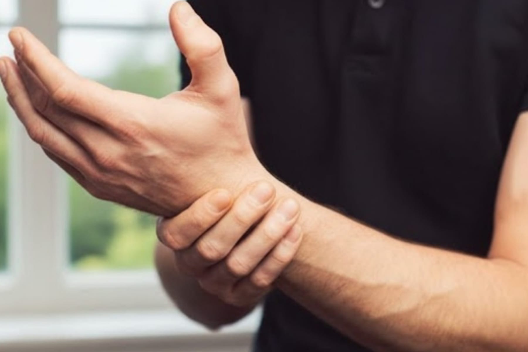 Bahaya Nyeri Pergelangan Tangan yang Tak Kunjung Hilang