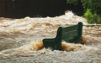 Banjir Bandang Rusak Kawasan Wisata Guci Tegal