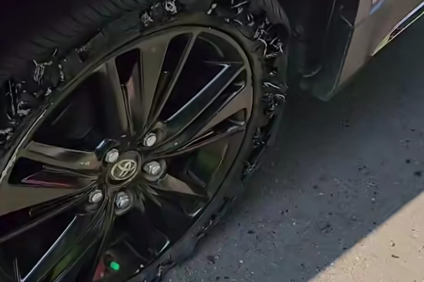 Dua Kali Musibah Tak Gentarkan Ratna Listy: Koper Hilang, Ban Pecah di Tol Cipali!