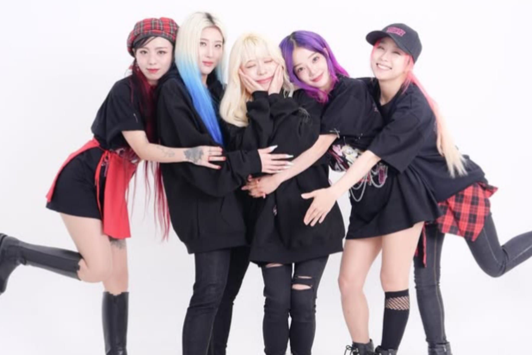 Gebrakan Baru Rolling Quartz: Rilis MV "Masquerade" dan Sukses Taklukkan Eropa