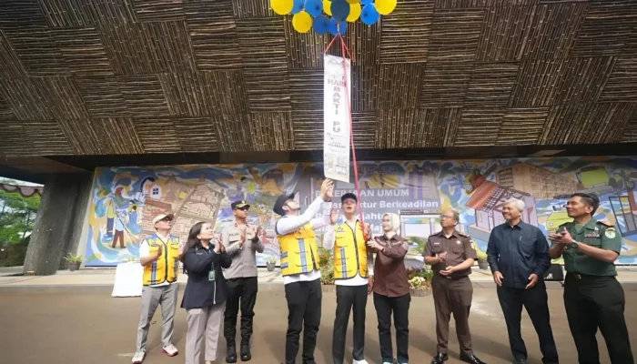 Hari Bakti PU ke-80, Wali Kota Sukabumi Resmikan Gapura Batas Kota dan Serahkan Bansos