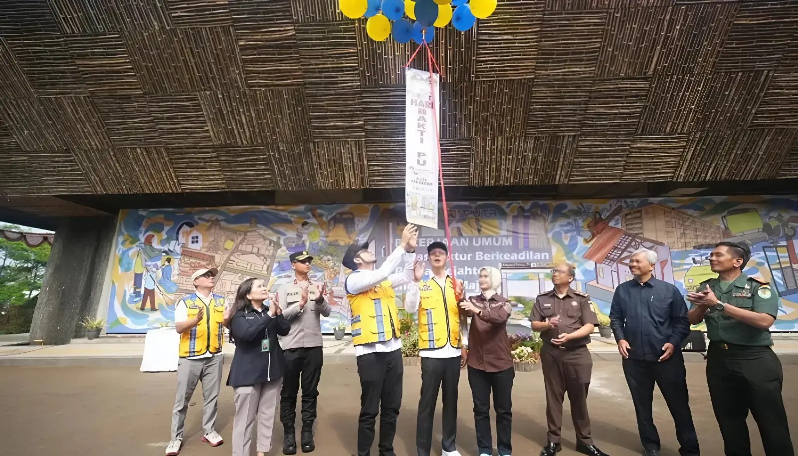 Hari Bakti PU ke-80, Wali Kota Sukabumi Resmikan Gapura Batas Kota dan Serahkan Bansos 1 Hari Bakti PU ke-80, Wali Kota Sukabumi Resmikan Gapura Batas Kota dan Serahkan Bansos