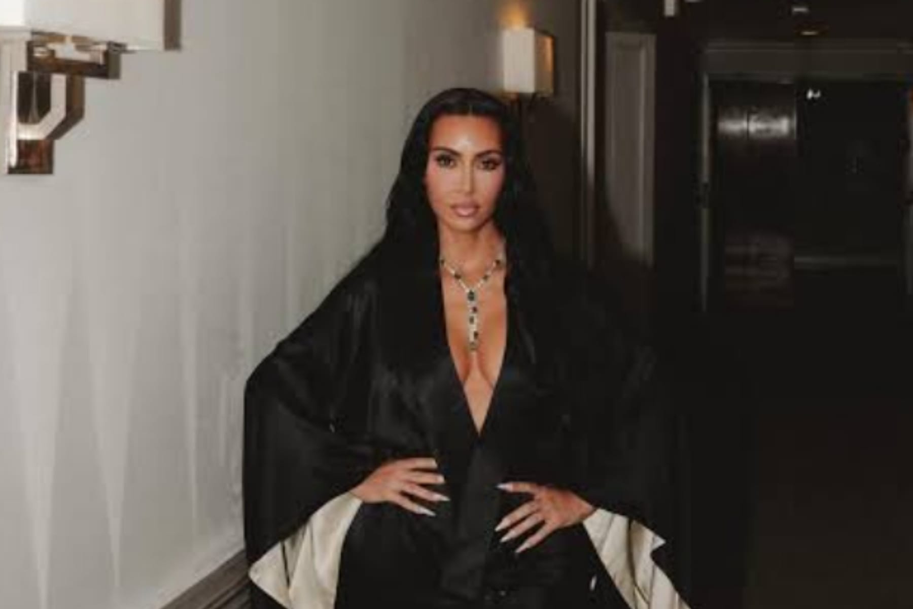 Kim Kardashian Dikecam PETA karena Hadiah Anak Anjing