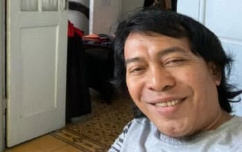 Komeng di Tengah Bencana: Menyalurkan Air Bersih dan Hiburan untuk Korban Sumatera 6 Komeng di Tengah Bencana: Menyalurkan Air Bersih dan Hiburan untuk Korban Sumatera