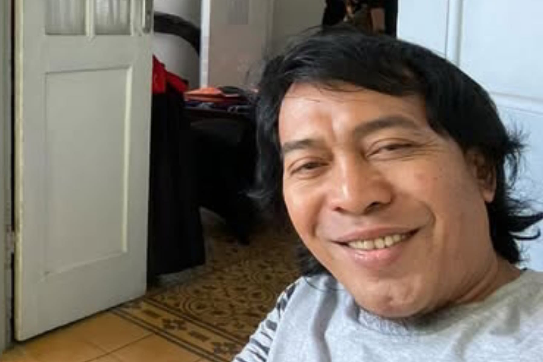 Komeng di Tengah Bencana: Menyalurkan Air Bersih dan Hiburan untuk Korban Sumatera 1 Komeng di Tengah Bencana: Menyalurkan Air Bersih dan Hiburan untuk Korban Sumatera