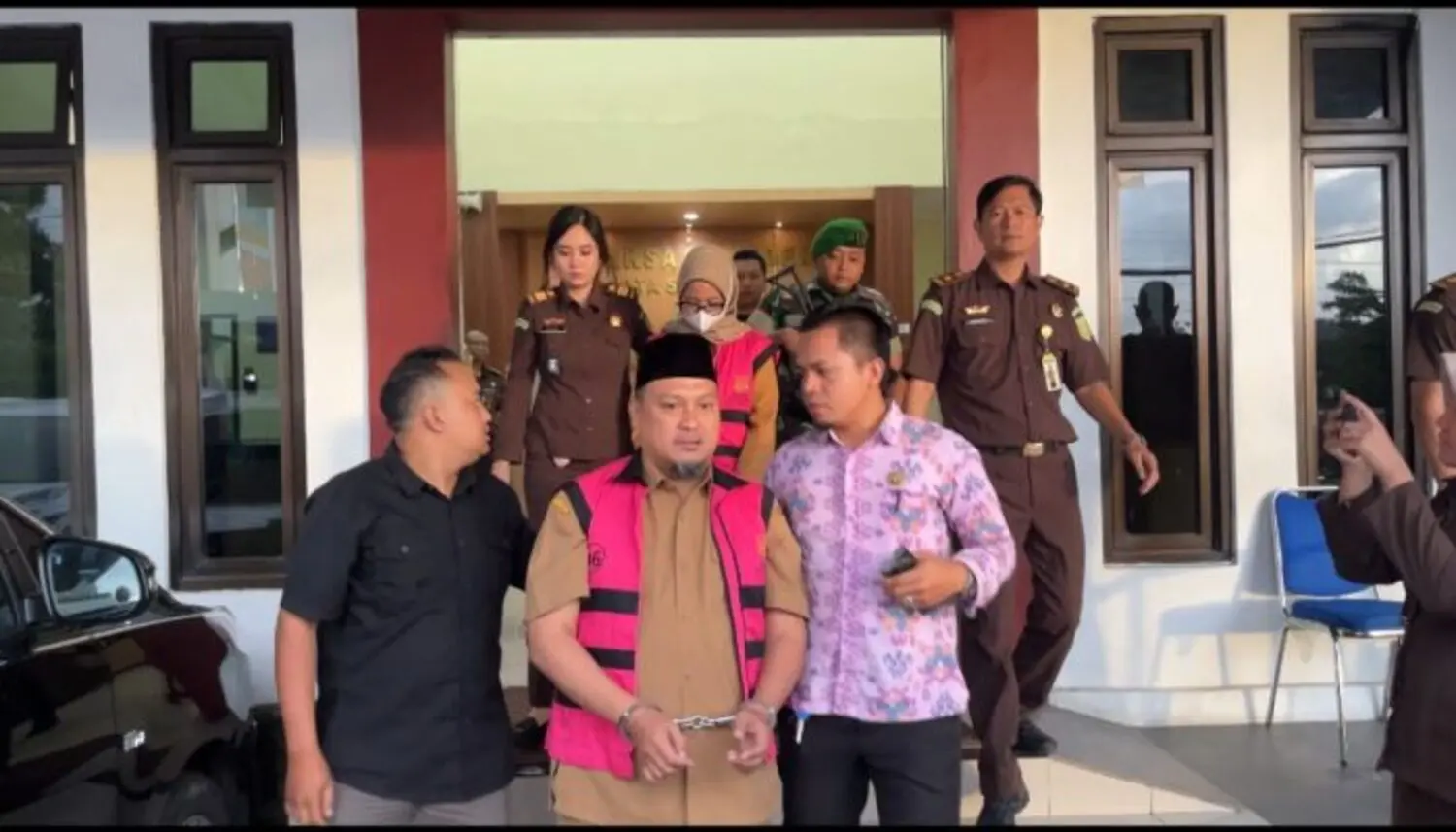 Korupsi Retribusi Tempat Wisata, Kejari Kota Sukabumi Tetapkan Kadis Porapar Jadi Tersangka 1 Korupsi Retribusi Tempat Wisata, Kejari Kota Sukabumi Tetapkan Kadis Porapar Jadi Tersangka