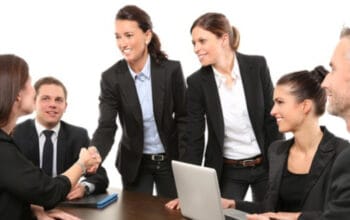 Kunci Sukses Jangka Panjang: Mengapa Kesetiaan Adalah Mata Uang Bisnis Sejati 8 Kunci Sukses Jangka Panjang: Mengapa Kesetiaan Adalah Mata Uang Bisnis Sejati