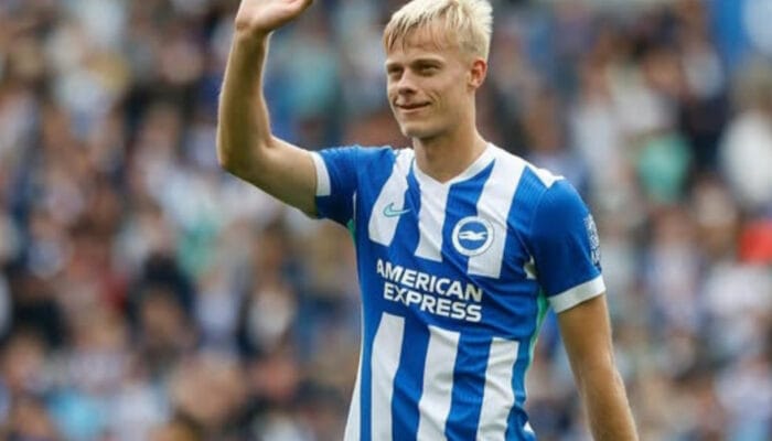 Memperkuat Benteng Pertahanan: Tottenham Membidik Bek Brighton Jan Paul van Hecke