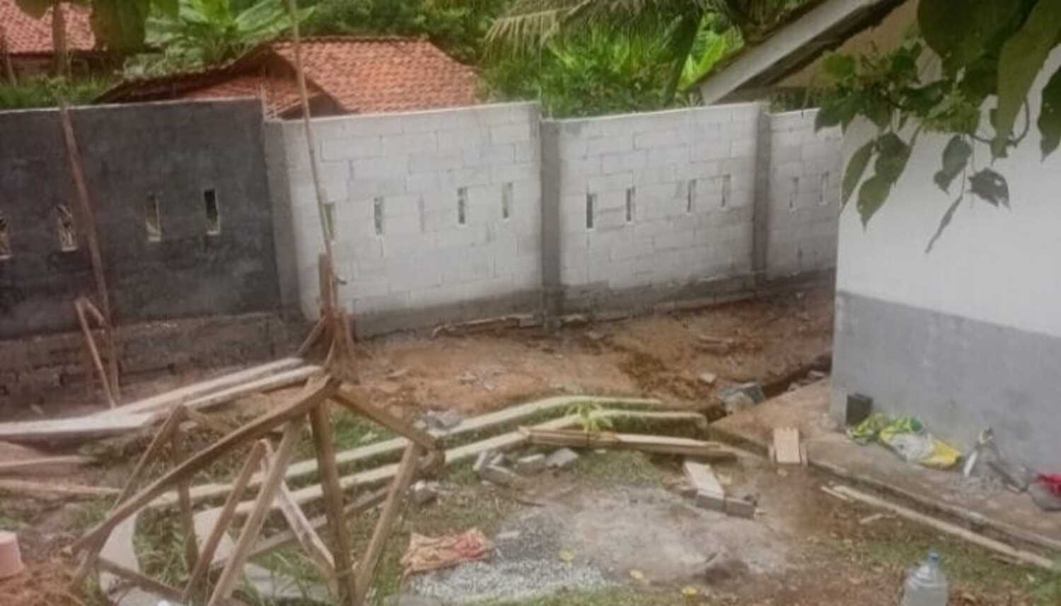 Pekerja Proyek Pemagaran SMAN I BBC Mengeluh Upah Kerja Belum Dibayar ?