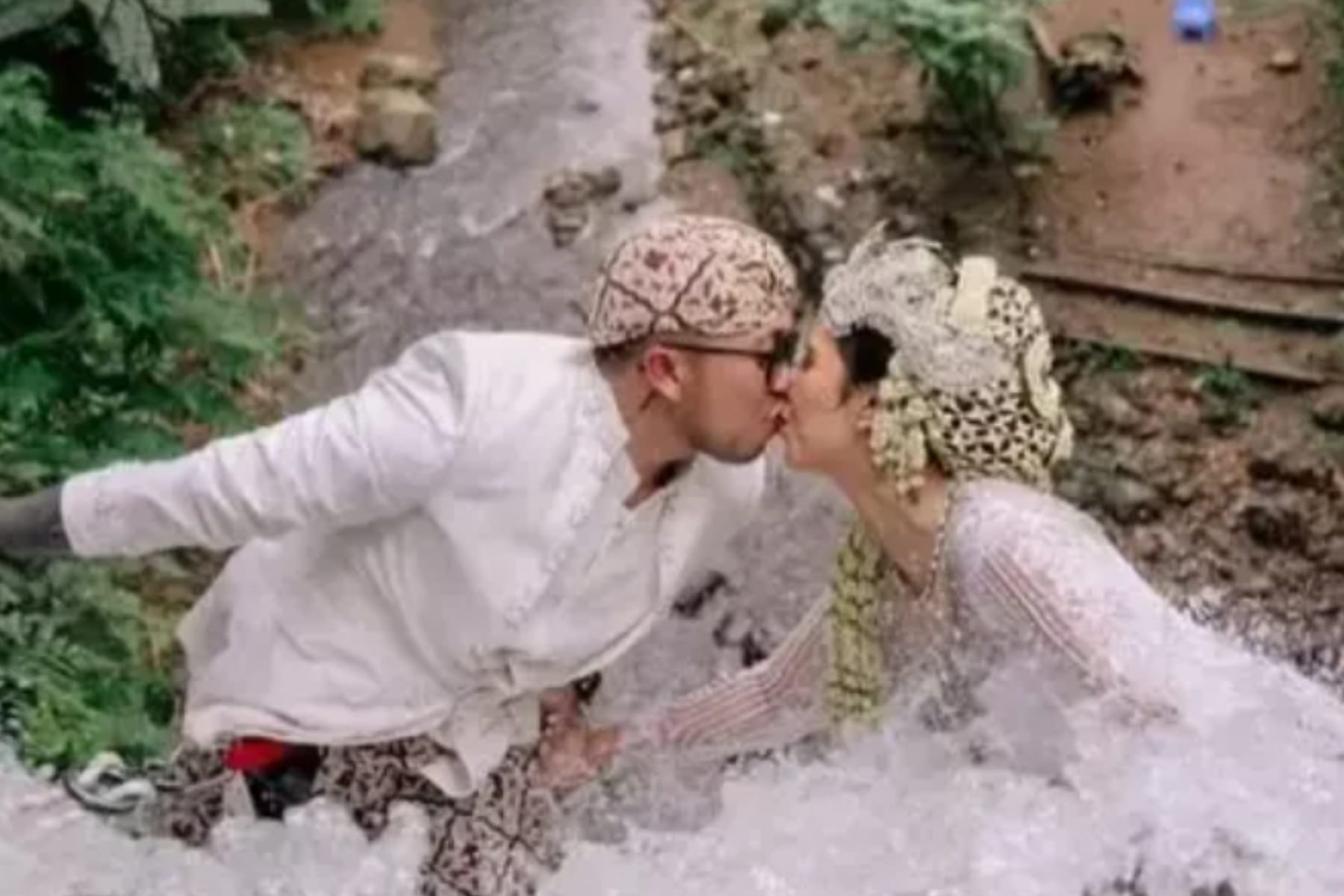 Pengantin Viral Berani Foto Canyoning: Pernikahan Ekstrem di Curug Dayang Sumbi 1 Pengantin Viral Berani Foto Canyoning: Pernikahan Ekstrem di Curug Dayang Sumbi