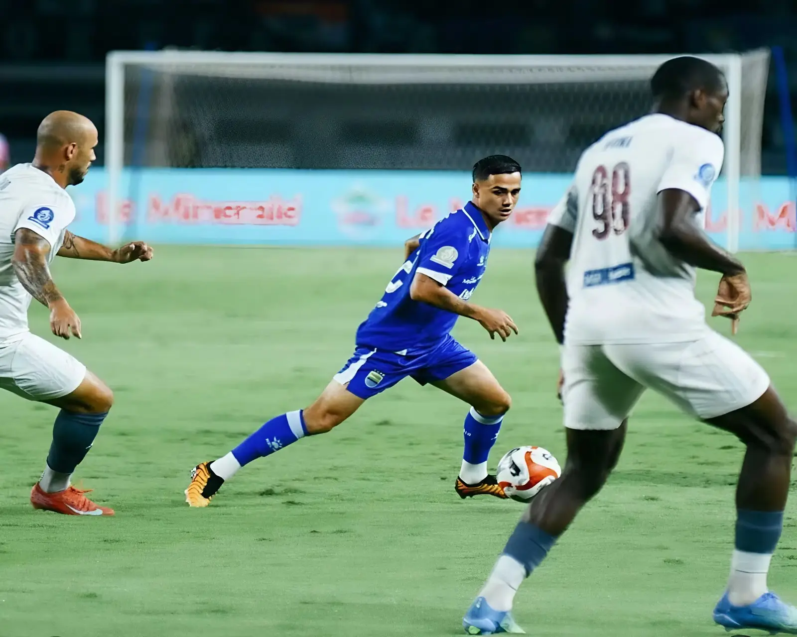 Persib Bandung Bantai PSM 1-0, Maung Bandung ke Puncak