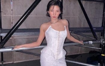 Pesona Anggun Soyeon: Tampil Dewasa dengan Gaun Putih Menawan