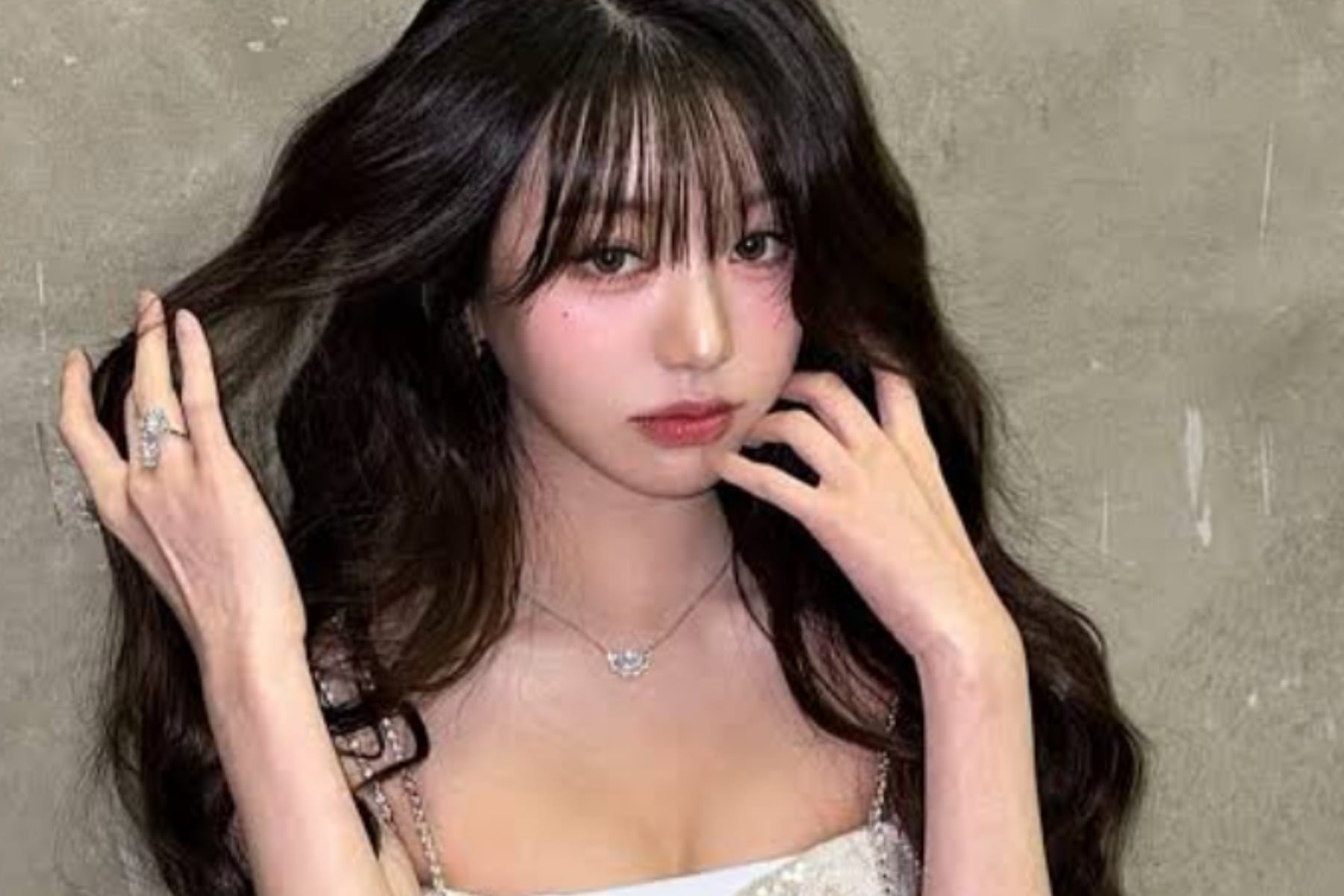 Pesona Visual Jang Won Young IVE Berubah Jadi ‘Santa Girl’ di SBS Gayo Daejeon