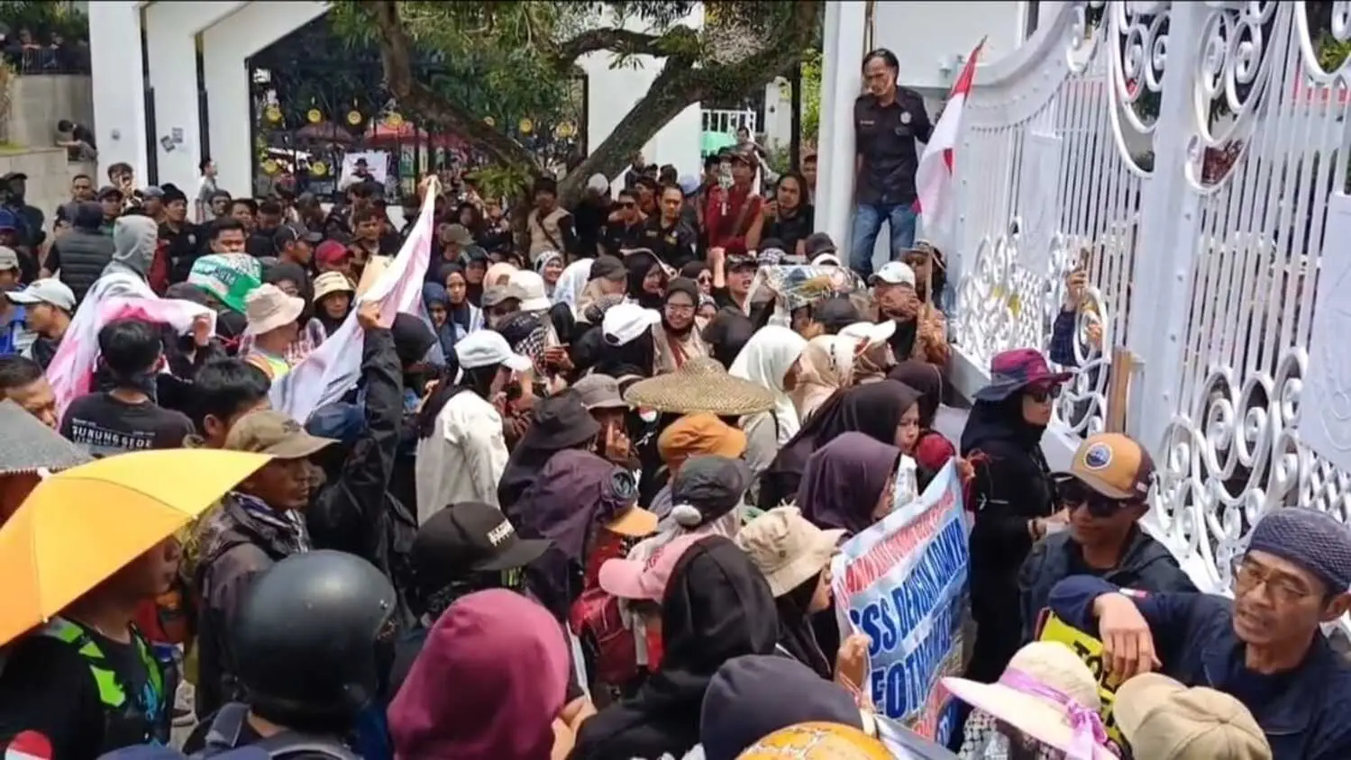 Ratusan Warga Cianjur Serbu Kantor Bupati, Proyek Geothermal Ditolak! 1 Ratusan Warga Cianjur Serbu Kantor Bupati, Proyek Geothermal Ditolak!