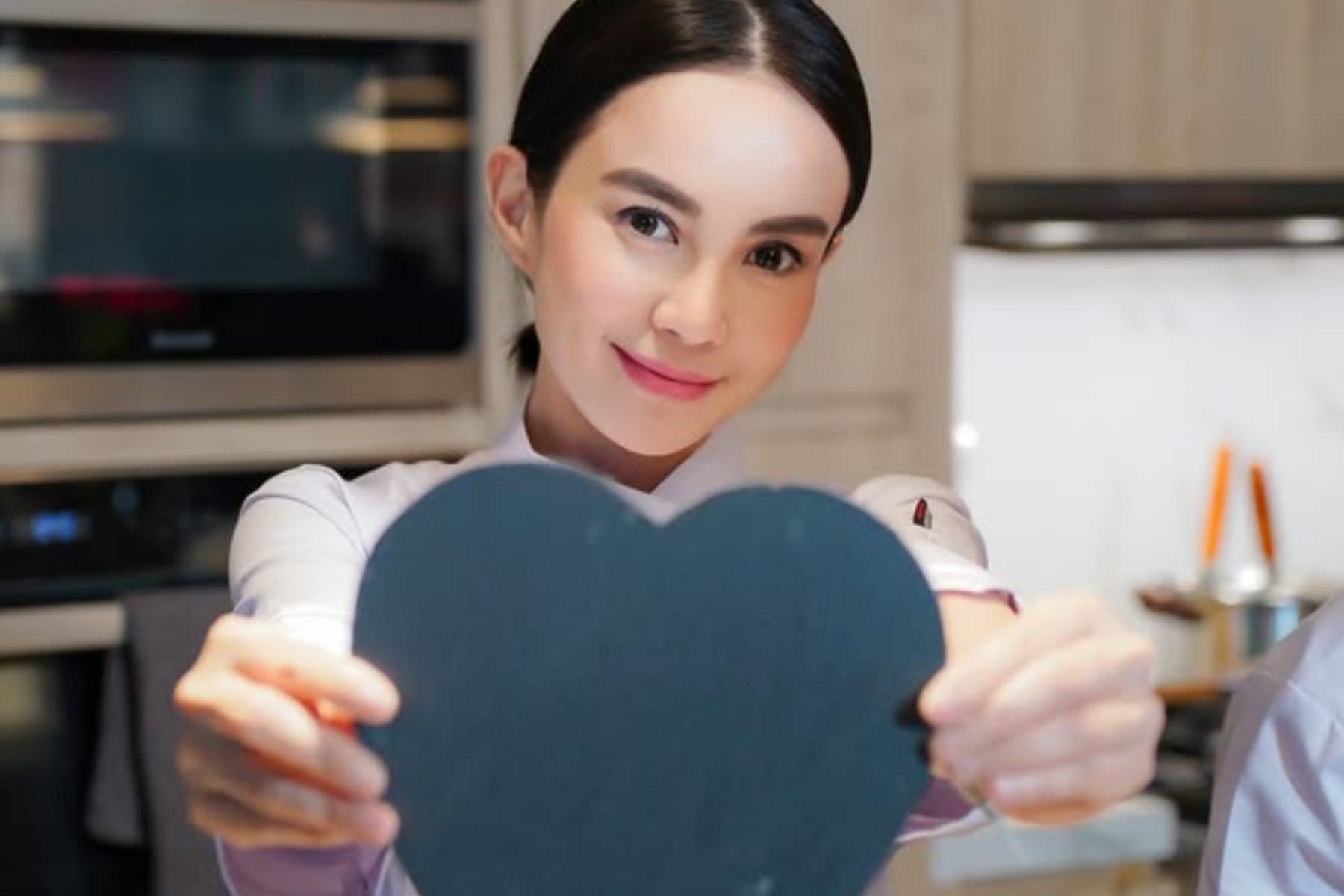 Reuni Romantis di Seoul: Kisah Ari Lasso dan Dearly Djoshua Dituding Gimik