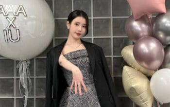 Santa Claus Nyata: IU Bagikan Hadiah Bluetooth Speaker untuk Kru Drama