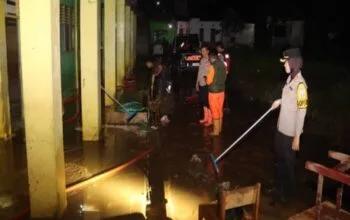 Tim Aksi Cepat Tanggap Bencana Polres Sukabumi Kota, Bantu Warga Terdampak Banjir di Tiga Desa Kecamatan Cireunghas