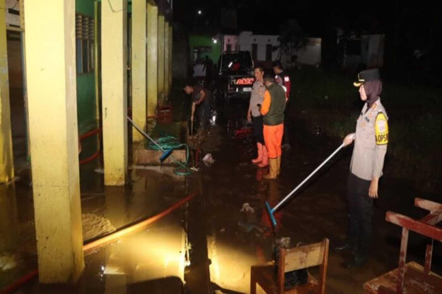 Tim Aksi Cepat Tanggap Bencana Polres Sukabumi Kota, Bantu Warga Terdampak Banjir di Tiga Desa Kecamatan Cireunghas