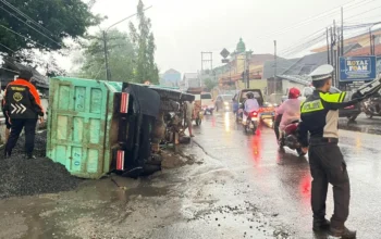 Truk Nyangkut di Purwakarta, Lalu-lintas Lumpuh Sesaat