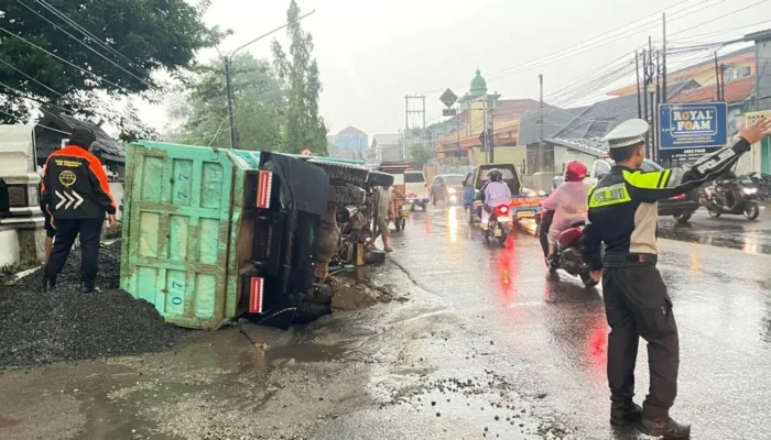 Truk Nyangkut di Purwakarta, Lalu-lintas Lumpuh Sesaat