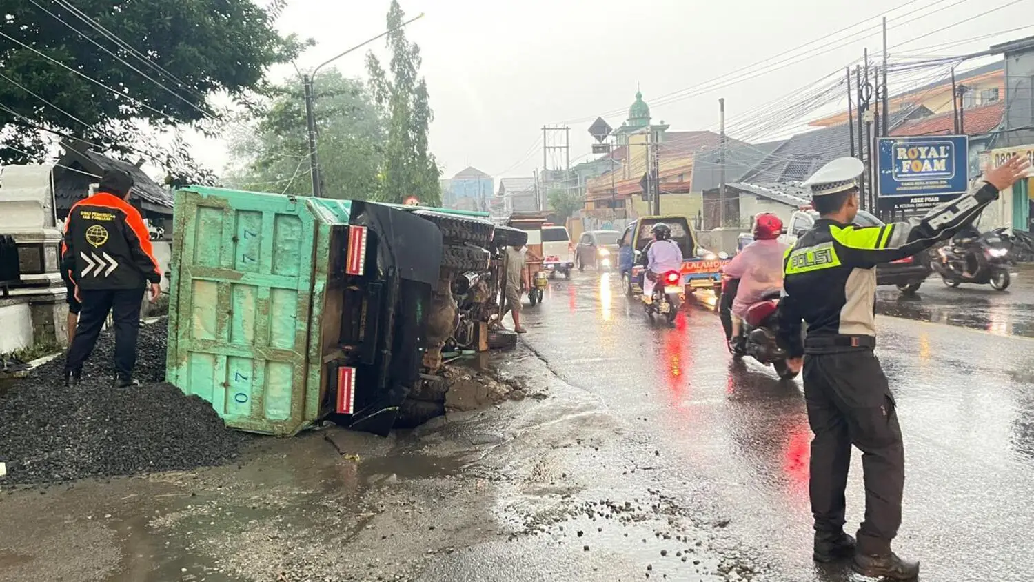 Truk Nyangkut di Purwakarta, Lalu-lintas Lumpuh Sesaat