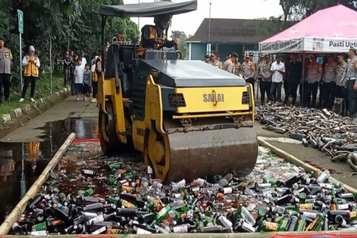 Tutup Tahun 2025, Polres Sukabumi Kota Musnahkan 2.216 Botol Miras dan 1.490 Knalpot Brong