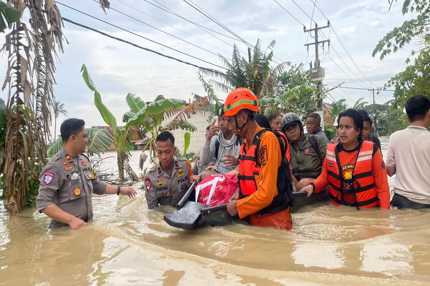Banjir Karawang Telan Korban, 1 Warga Ditemukan Meninggal 1 Banjir Karawang Telan Korban, 1 Warga Ditemukan Meninggal
