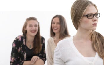 Dampak Buruk Kebiasaan Mengejek terhadap Karakter Diri