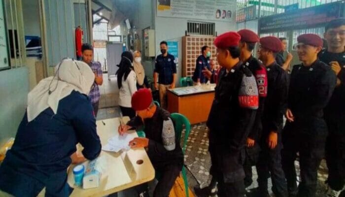 Labumi Bersinar: Gandeng BNNK, Lapas Sukabumi Gelar Tes Urine Massal
