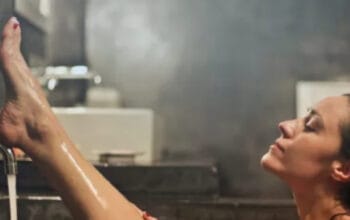 Mitos dan Fakta Kesehatan Mandi Malam Hari