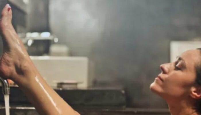 Mitos dan Fakta Kesehatan Mandi Malam Hari