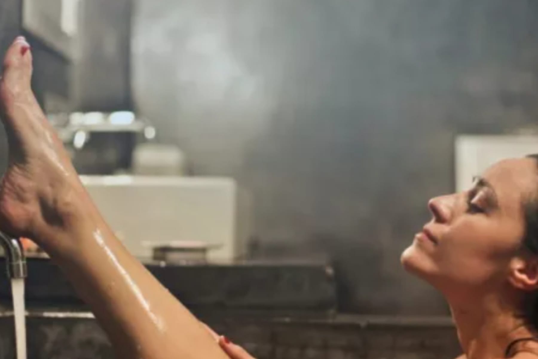 Mitos dan Fakta Kesehatan Mandi Malam Hari