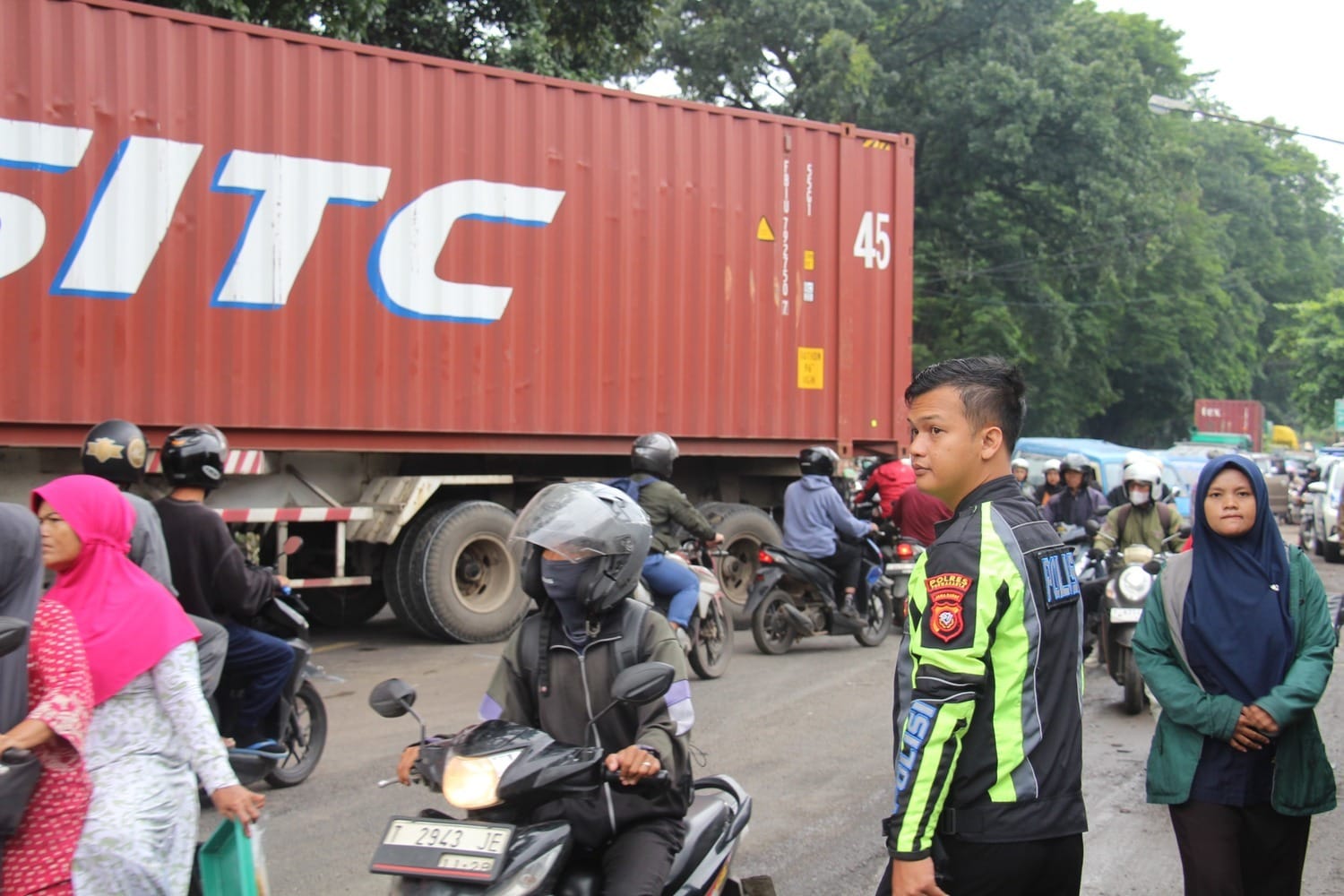 Mobil Kontainer Terguling, Jalur Cikopo Purwakarta Tersendat