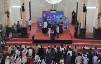 Momen Haru di Masjid Agung Sukabumi: WNA asal Belanda Masuk Islam Saat Peringatan Isra Mikraj 3 Momen Haru di Masjid Agung Sukabumi: WNA asal Belanda Masuk Islam Saat Peringatan Isra Mikraj