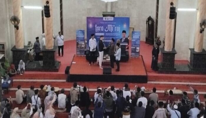 Momen Haru di Masjid Agung Sukabumi: WNA asal Belanda Masuk Islam Saat Peringatan Isra Mikraj