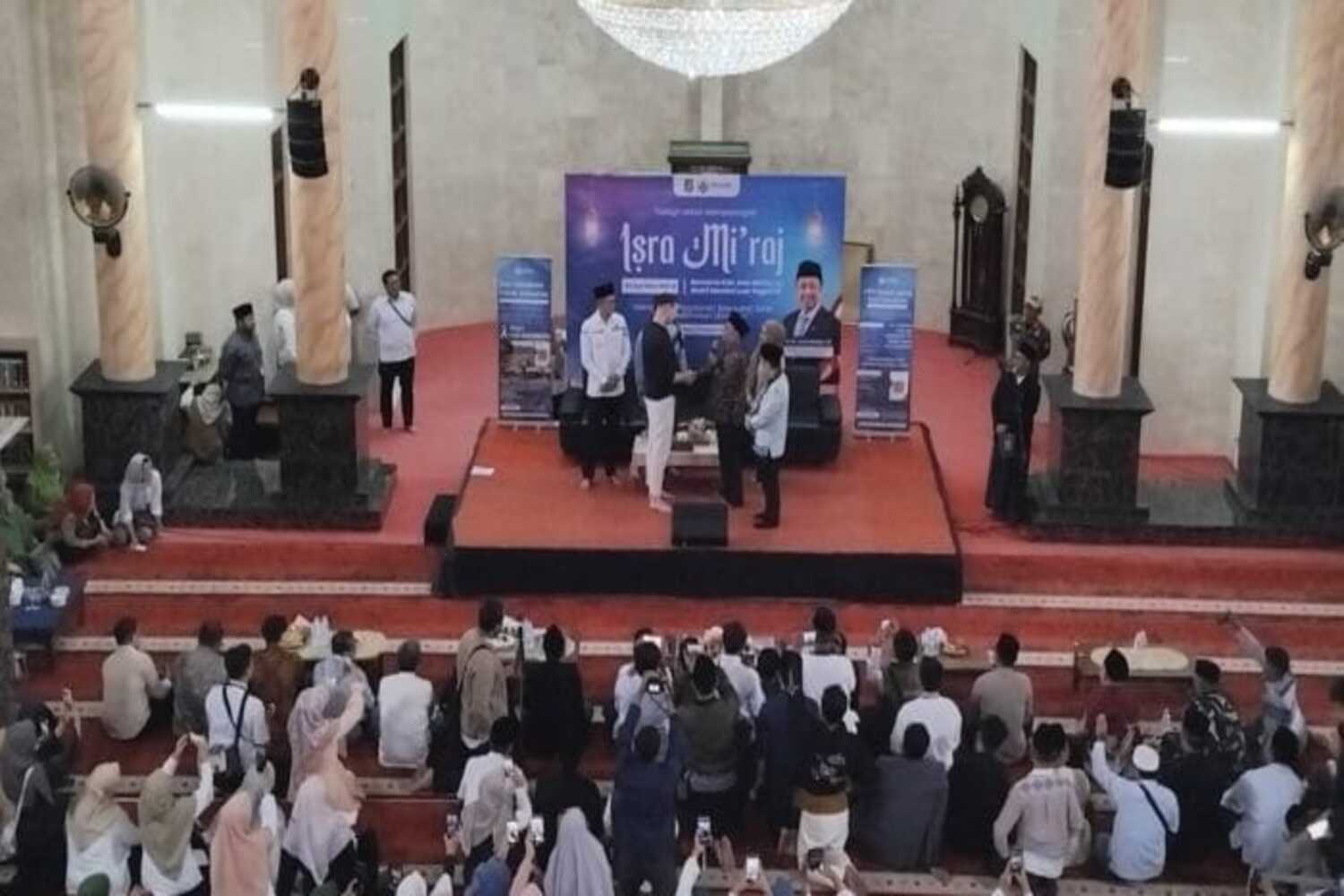 Momen Haru di Masjid Agung Sukabumi: WNA asal Belanda Masuk Islam Saat Peringatan Isra Mikraj