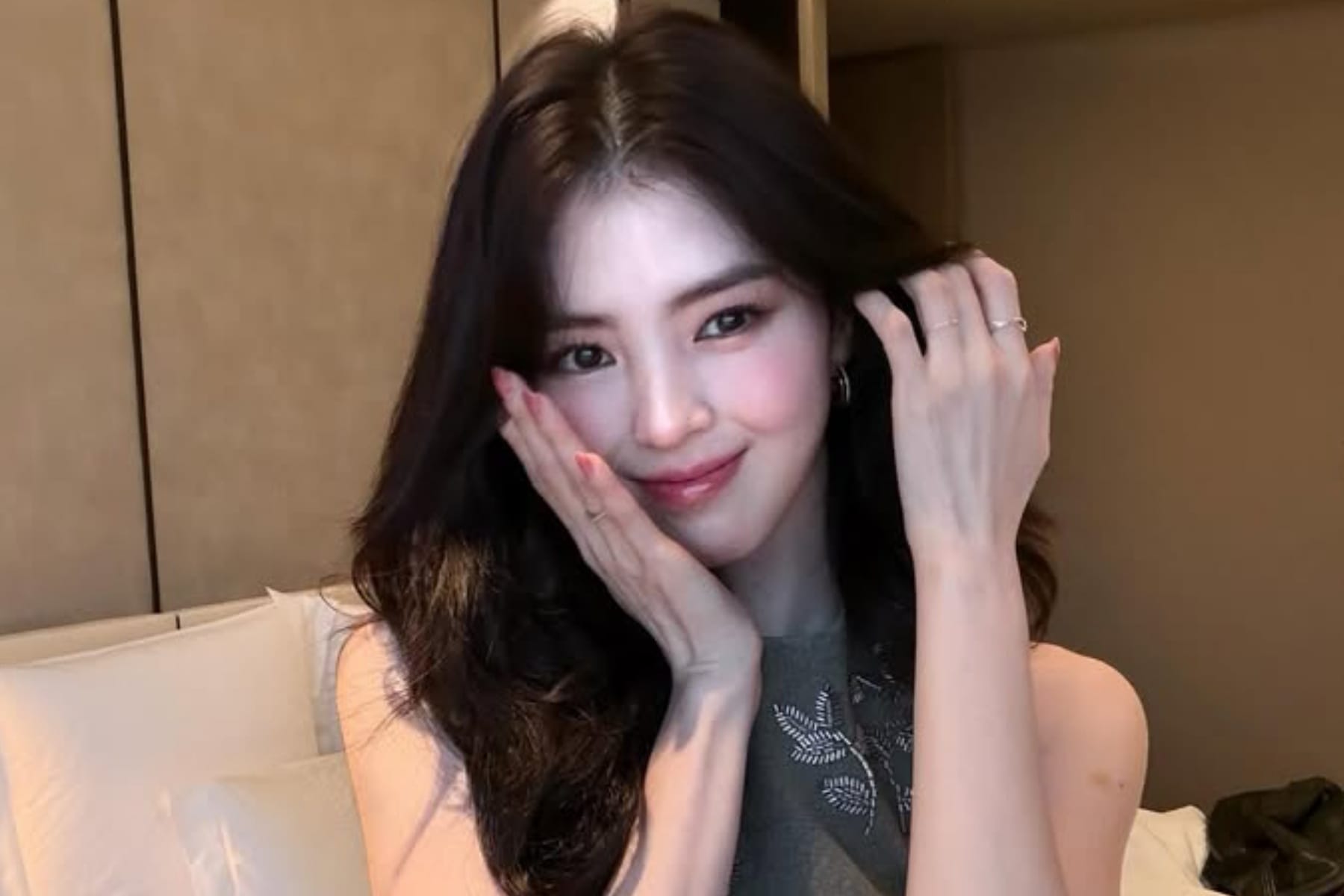 Ogah Diam Saat Rehat, Han So Hee Ternyata Masih Hobi Kerja Part-Time di Kafe 1 Ogah Diam Saat Rehat, Han So Hee Ternyata Masih Hobi Kerja Part-Time di Kafe