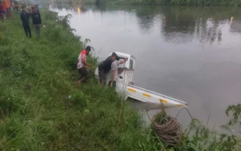 Pick Up Terjun ke Irigasi di Jembatan Belendung Karawang, Sopir Tewas