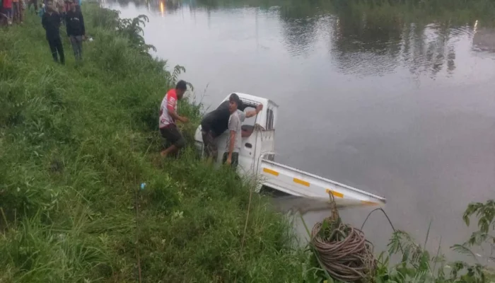 Pick Up Terjun ke Irigasi di Jembatan Belendung Karawang, Sopir Tewas