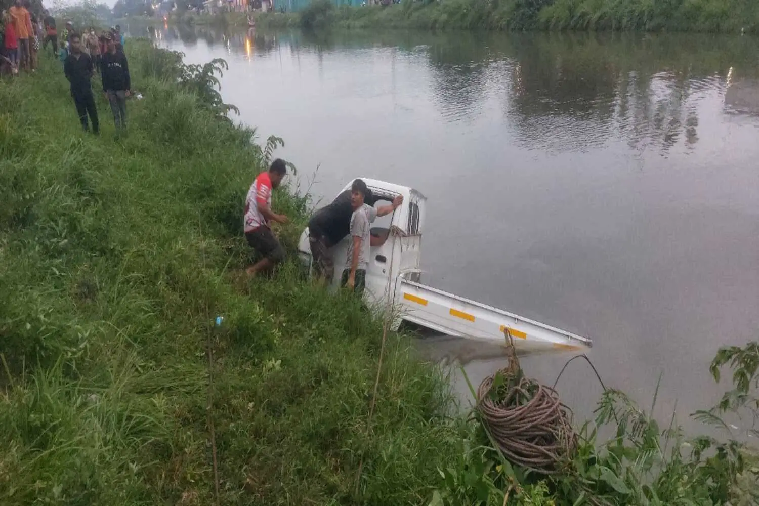 Pick Up Terjun ke Irigasi di Jembatan Belendung Karawang, Sopir Tewas