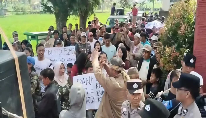 Ratusan Massa di Cianjur Tuntut Kepala Desa Ramasari Mundur