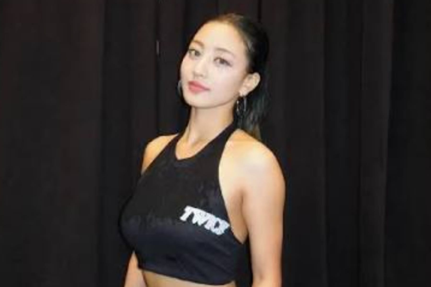 Sisi Lain Jihyo TWICE: Gaya Santai yang Mencuri Perhatian 1 Sisi Lain Jihyo TWICE: Gaya Santai yang Mencuri Perhatian