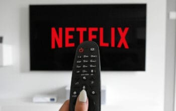 Taktik Baru Netflix: Mengulang Dialog Demi Penonton yang "Hobi" Main HP