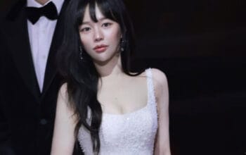 Transformasi Jung Ji So: Dari Gadis Polos "Parasite" Menjadi Wanita Urban yang Elegan 13 Transformasi Jung Ji So: Dari Gadis Polos "Parasite" Menjadi Wanita Urban yang Elegan