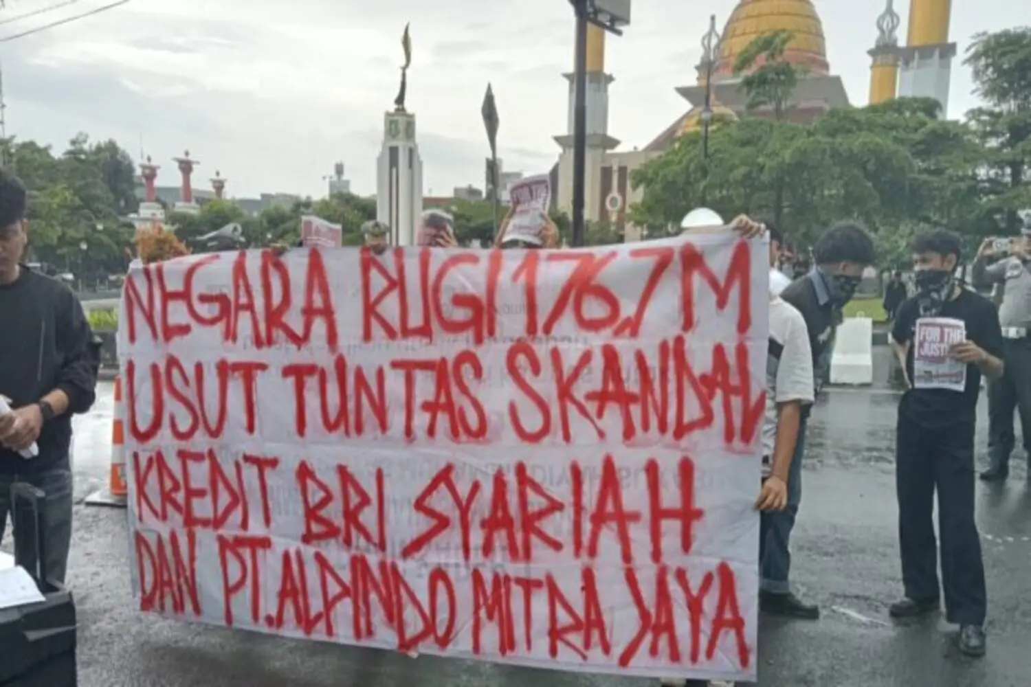 Tuntut Transparansi Kasus Rp176,7 Miliar, Massa Unjuk Rasa di Depan Kejari Kota Sukabumi