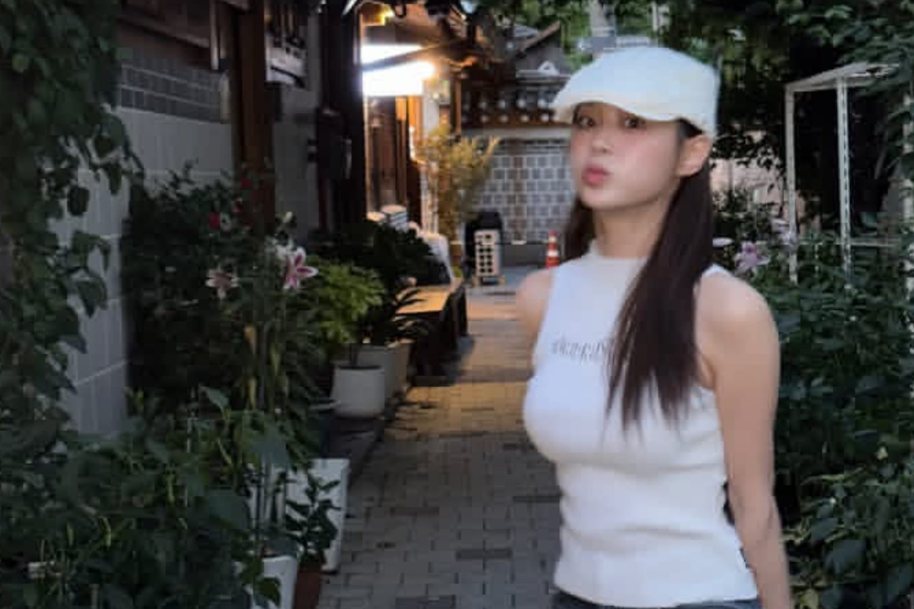 Visual Menawan! Chuu Tampil Menggemaskan dalam Teaser 'XO, My Cyberlove'